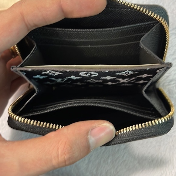 Authentic Louis Vuitton jungle monogram zippy - Picture 4 of 6